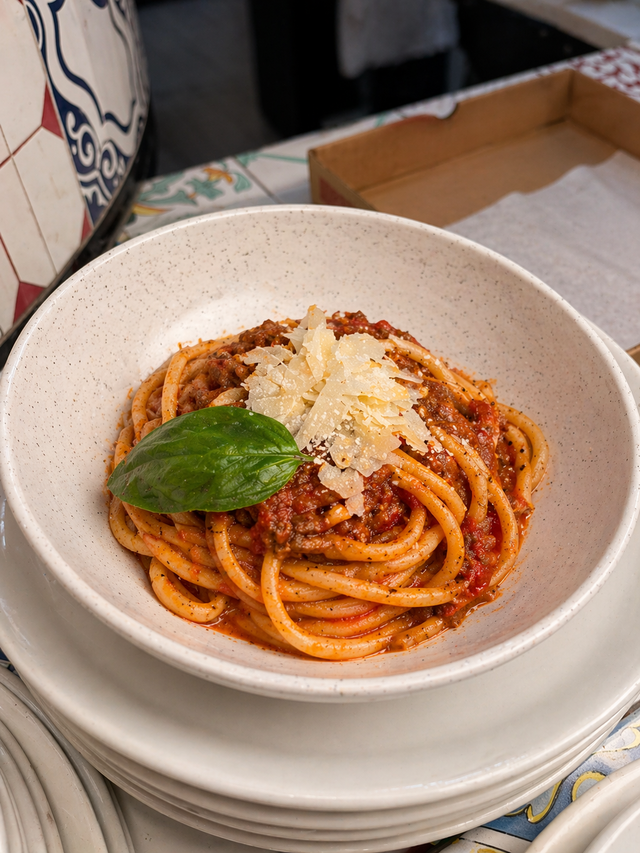 Bucatini al ragù Bolognese.